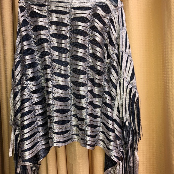 Shawls and ponchos - Picture 3 of 8